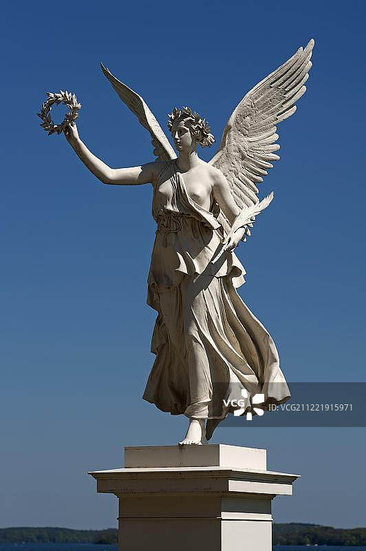 悬浮的维多利亚，胜利女神雕塑，施威林城堡花园，德国梅克伦堡-前波美拉尼亚州图片素材
