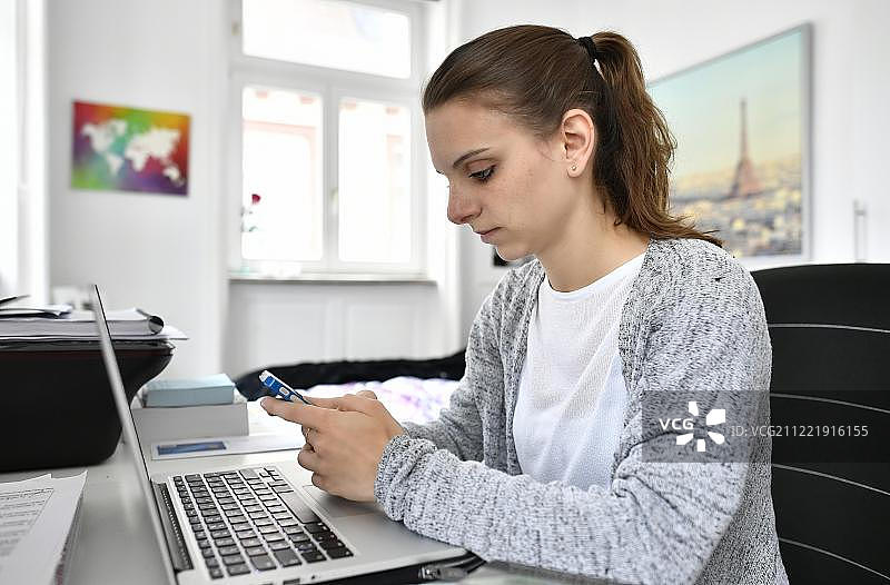 在德国巴登-符腾堡州使用智能手机和笔记本电脑的学生图片素材