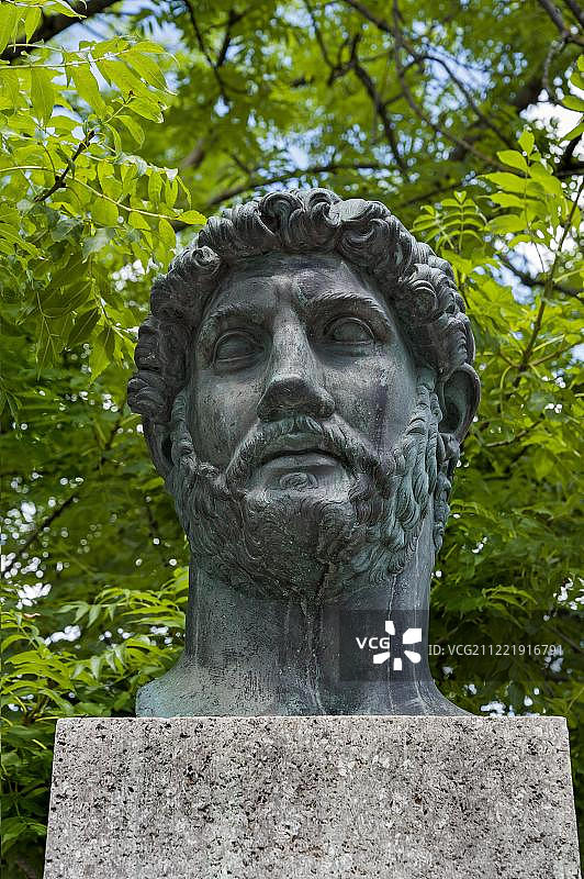 哈德良半身像青铜铸件，慕尼黑古代雕塑展览馆庭院，德国巴伐利亚，欧洲图片素材