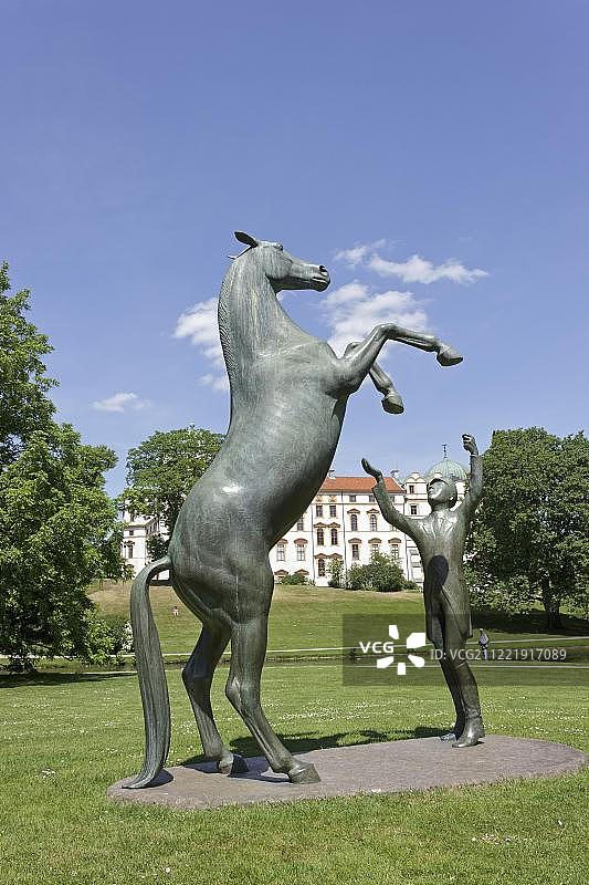 策勒城堡宫殿花园中的种马雕塑，德国下萨克森州策勒图片素材