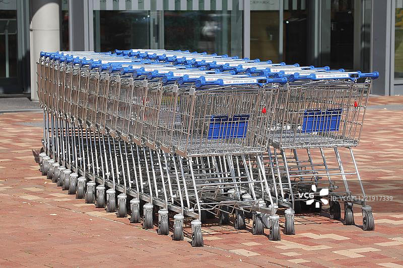 德国不莱梅购物中心前的一排购物车图片素材
