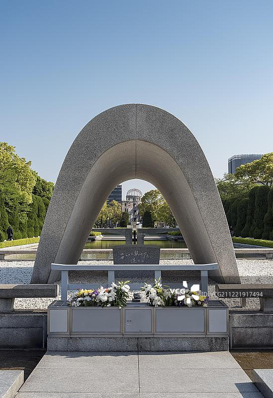 日本广岛和平纪念公园原子弹爆炸遇难者纪念碑图片素材