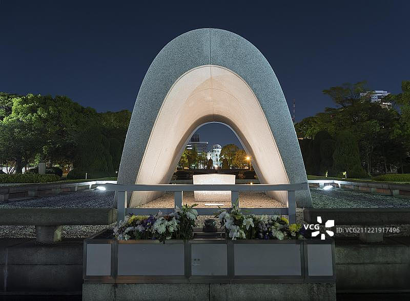 广岛和平纪念公园的衣冠冢夜景，日本广岛图片素材