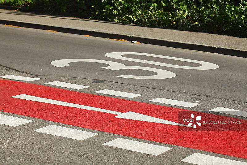 红色自行车道，路面30时速标记，位于德国肯普滕图片素材