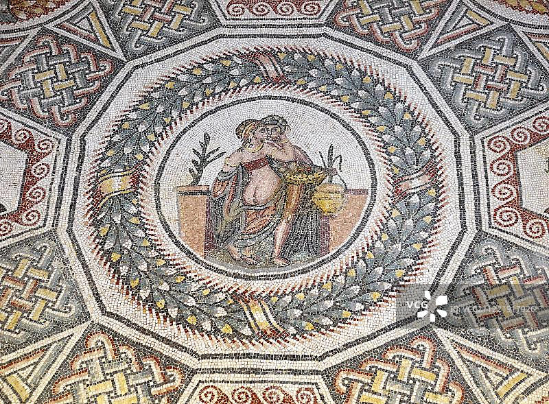 情侣，古董地砖，卡萨莱别墅，罗马卡萨莱别墅，意大利西西里岛阿梅里纳广场，欧洲图片素材