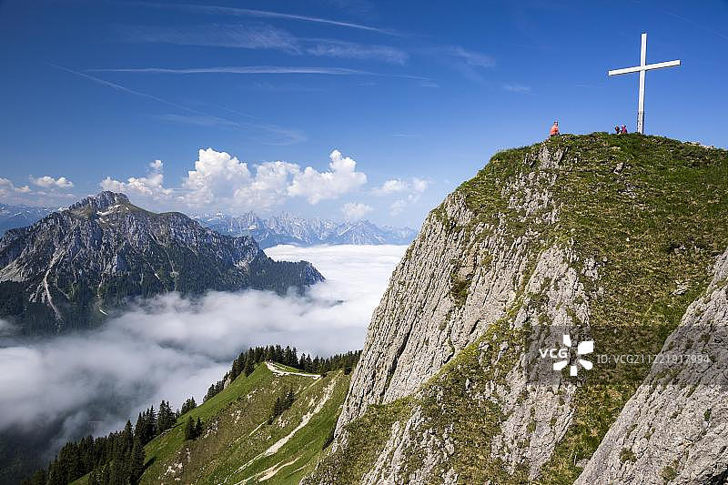Brandnerschrofen山顶十字架，背景为索林山，菲森，阿尔高，巴伐利亚，德国，欧洲图片素材