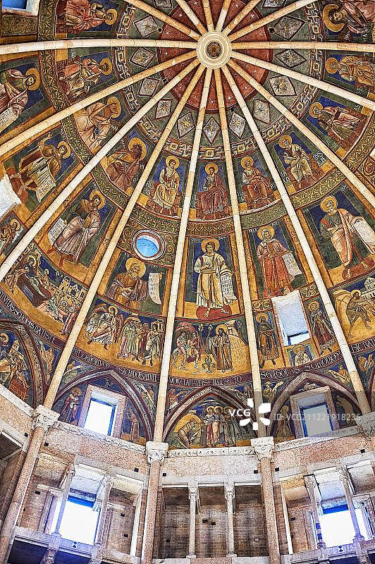 意大利帕尔马罗马式洗礼堂内部穹顶的罗马式壁画图片素材