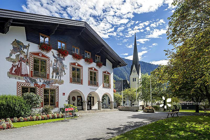 拜里施采尔的圣玛格丽特新市政厅和教区教堂，上巴伐利亚，巴伐利亚，德国，欧洲图片素材