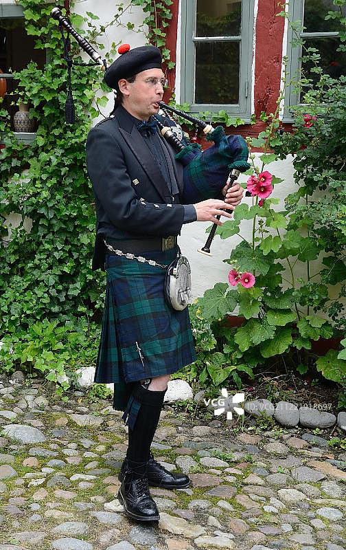 瑞典音乐家演奏风笛图片素材