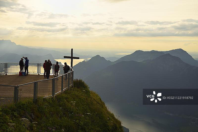施图斯-弗龙阿尔卑斯托克观景台游客，眺望瑞吉山和琉森湖，瑞士施维茨州，欧洲图片素材