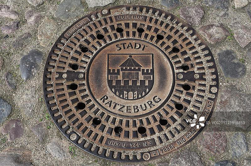 德国拉策堡镇的井盖图片素材