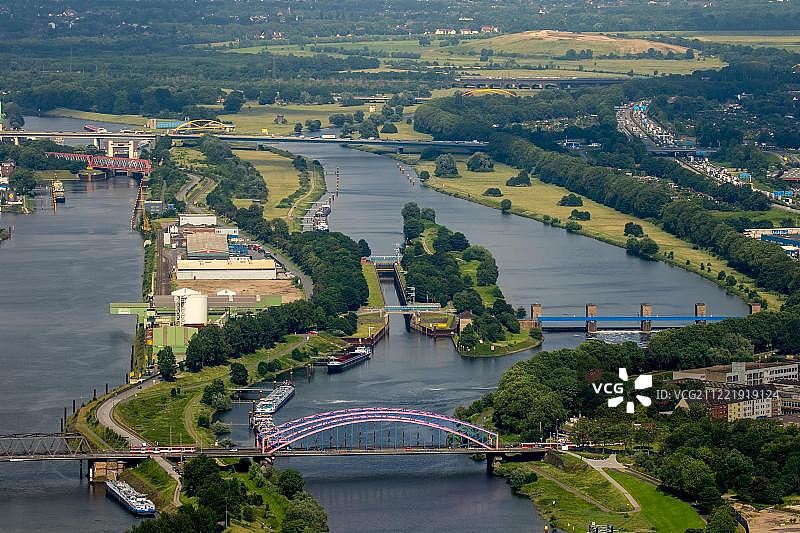 德国北莱茵-威斯特法伦州鲁尔河畔杜伊斯堡鲁尔水闸和港口通道鸟瞰图片素材