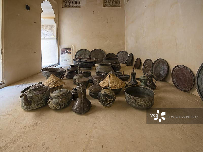 阿曼贾布林城堡古董罐碗盘图片素材