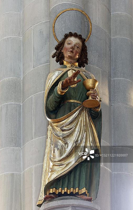 圣尼古拉斯教堂的使徒约翰大型木制雕像,1552年,位于德国巴登-符腾堡州康斯坦茨湖畔的于伯林根图片素材