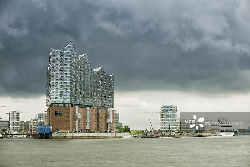 德国汉堡易北爱乐厅与乌云图片素材