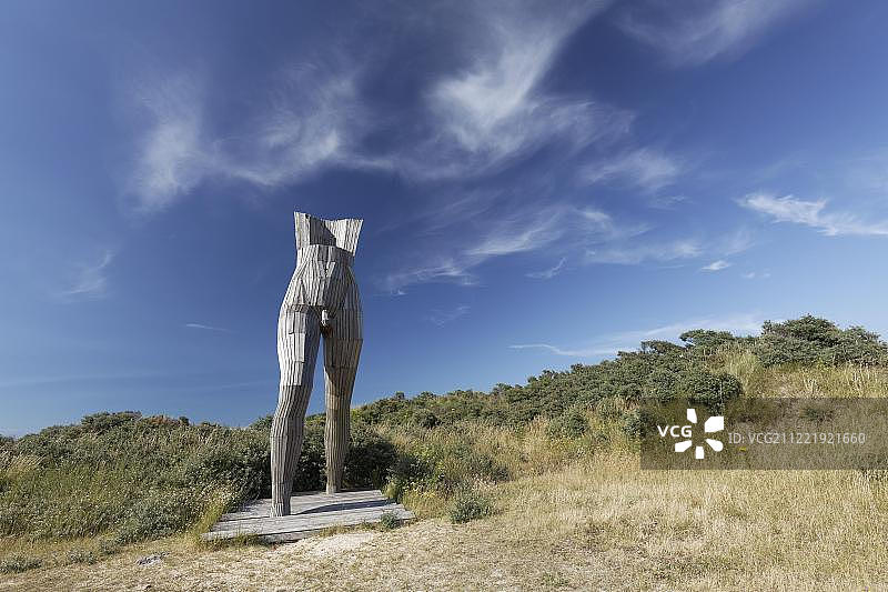 艺术家Gerard Lentink在德帕内雕塑公园创作的男性躯干雕塑图片素材