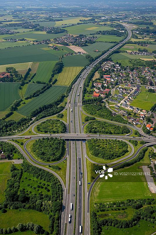 德国北莱茵-威斯特法伦州A2高速公路和B239主干道交叉口，苜蓿叶互通立交，高架桥图片素材