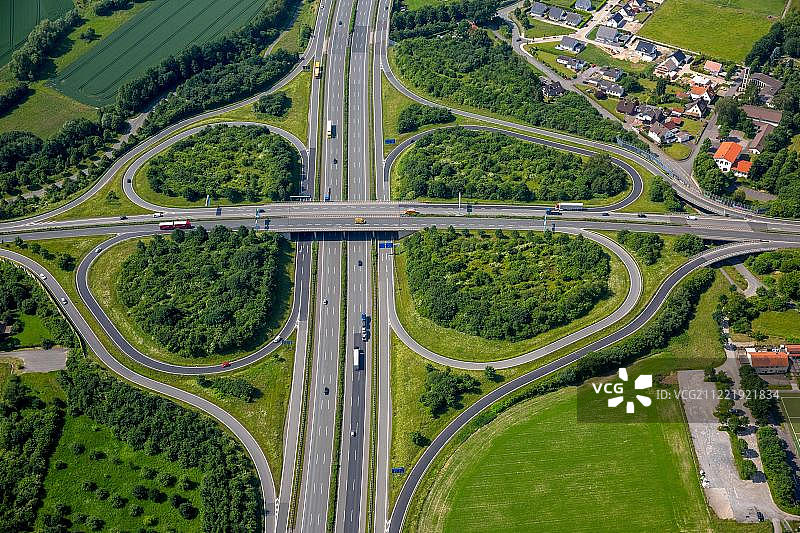 德国北莱茵-威斯特法伦州A2高速公路和B239主干道交叉口，苜蓿叶互通立交，高架桥图片素材