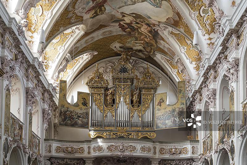 德国上巴伐利亚弗赖辛地区圣玛丽大教堂和圣科尔比尼安的管风琴楼图片素材