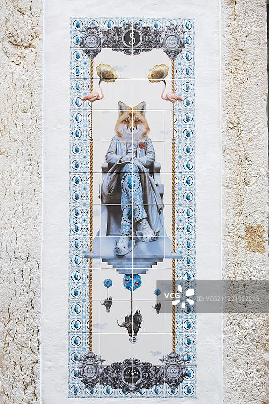 墙上的瓷砖图片：坐在椅子上的狐狸，葡萄牙里斯本，欧洲图片素材