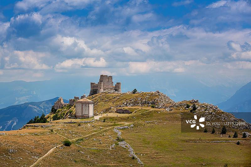 意大利阿布鲁佐格兰萨索山全景，圣玛丽亚德拉皮耶塔和罗卡卡拉肖图片素材