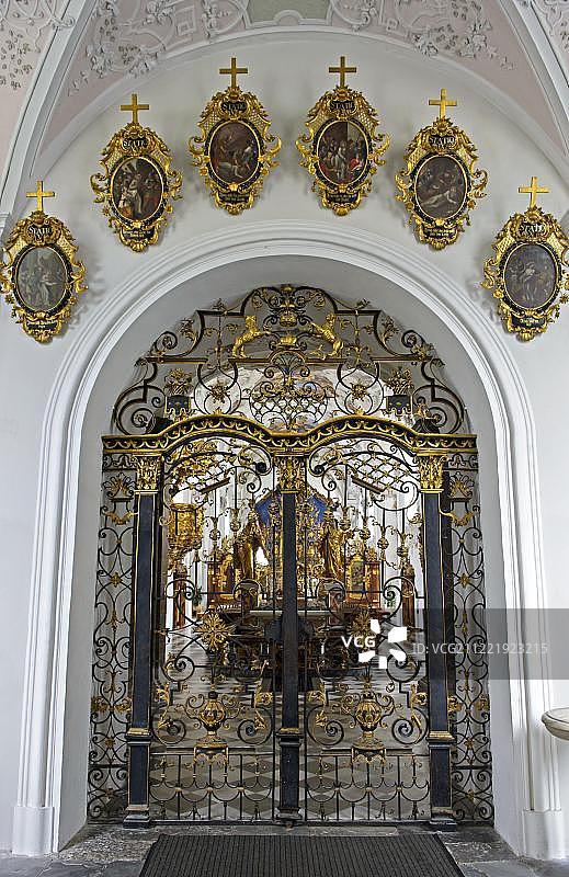 奥地利坟墓入口，位于奥地利蒂罗尔州施塔姆斯施塔姆斯修道院图片素材