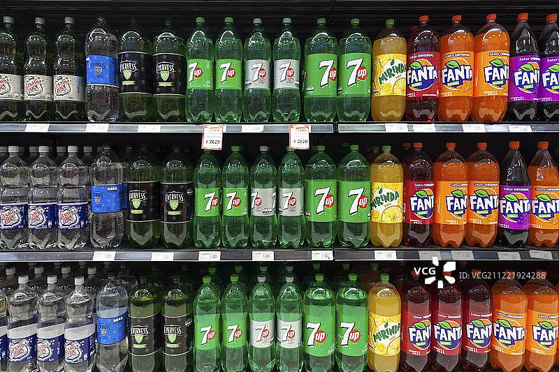 超市货架上的宠物瓶装饮料（哥斯达黎加瓜纳卡斯特省，利比里亚，中美洲）图片素材