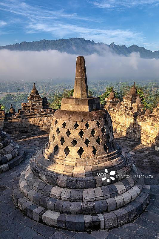 印度尼西亚爪哇岛婆罗浮屠寺庙群的佛塔图片素材