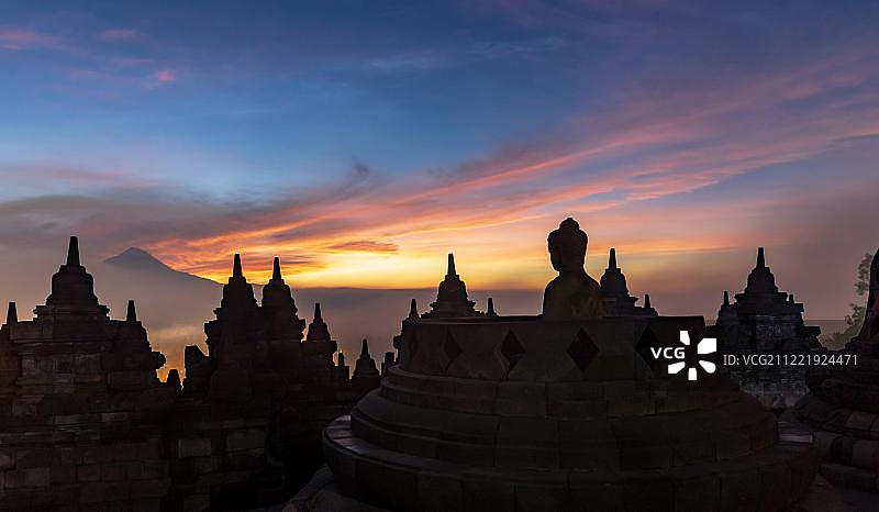 日出时分的佛像，婆罗浮屠寺庙群，印度尼西亚爪哇岛图片素材