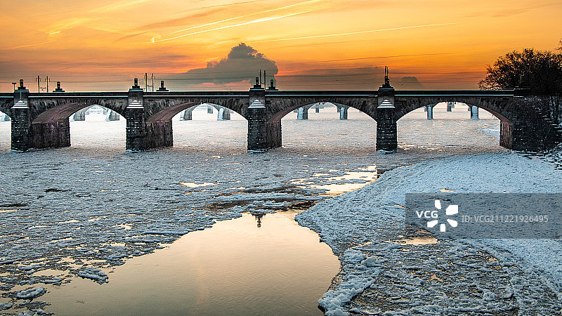 冰冷的河流图片素材