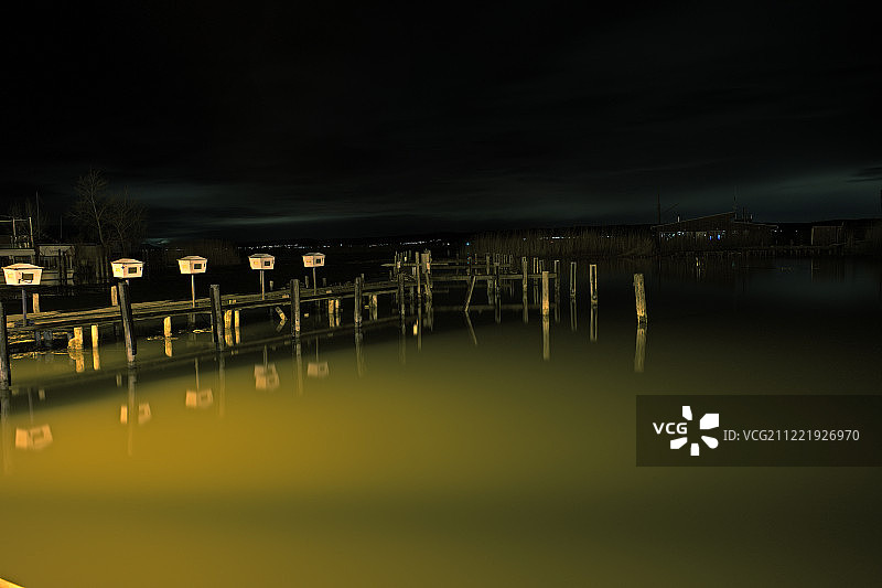 诺伊锡德尔湖上的码头图片素材