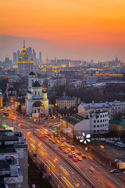 日落时分城市街道和建筑物的照明俯视图图片素材