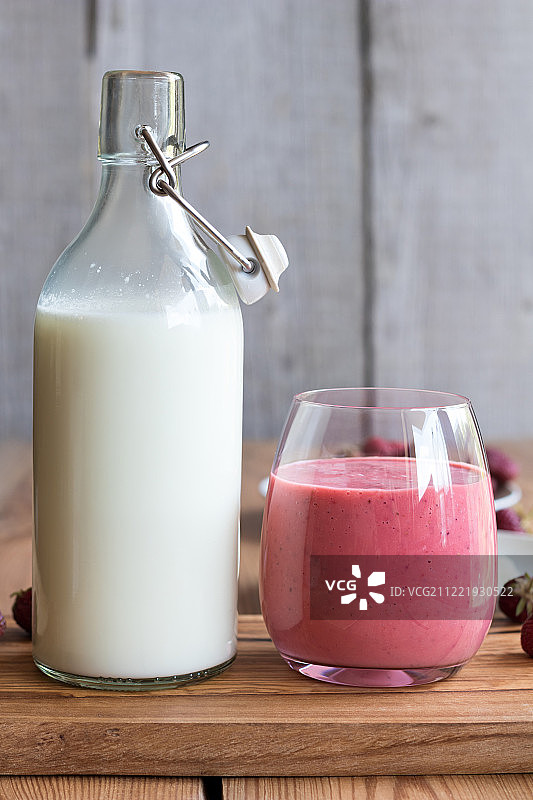 木制背景上的自制草莓开菲尔图片素材