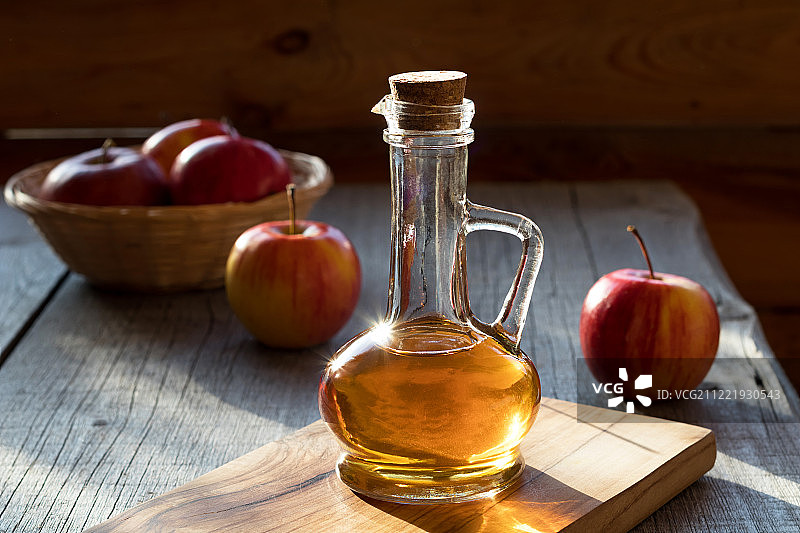 背景中有苹果的苹果醋瓶图片素材