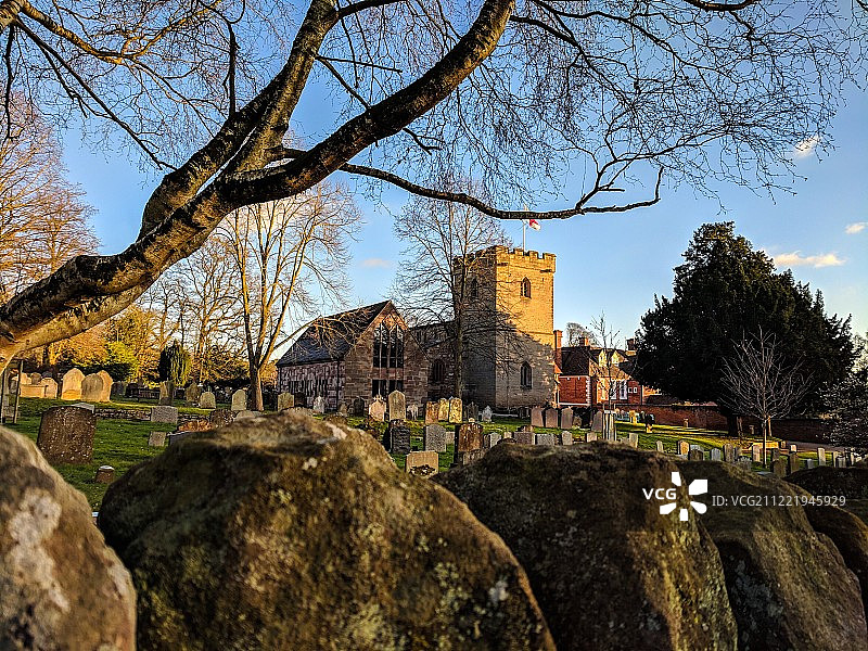 教堂墓地的日落图片素材