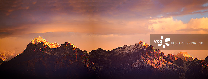 日出时分闪耀的干城章嘉峰图片素材