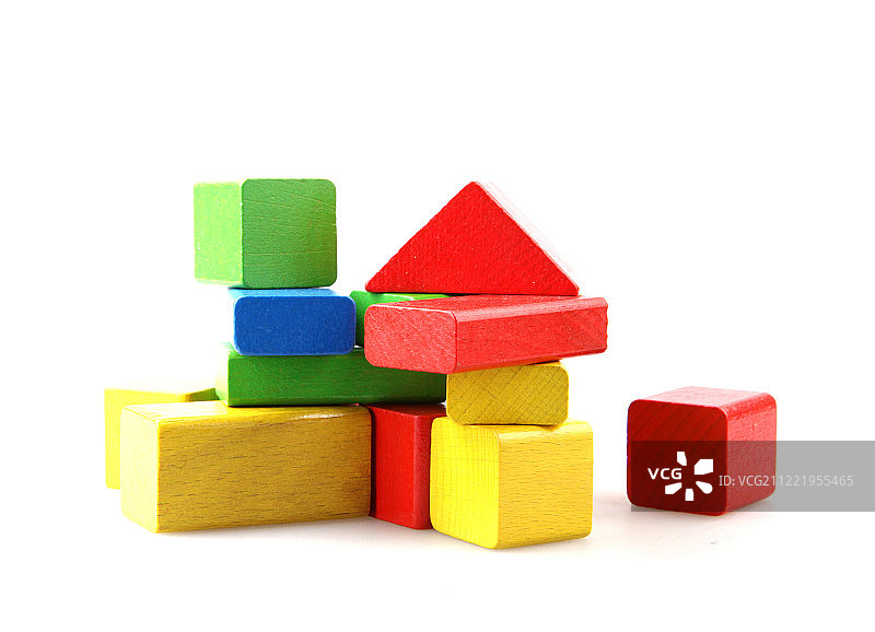 白色背景上的木制积木图片素材