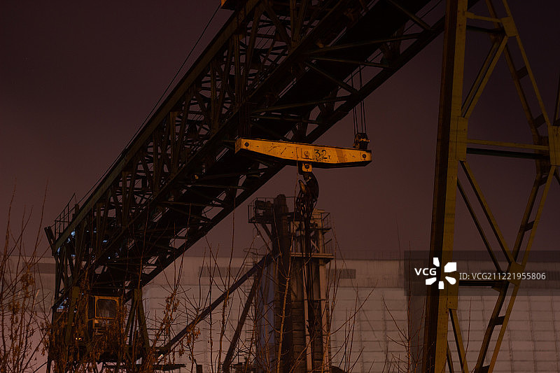 夜间移动式起重机图片素材
