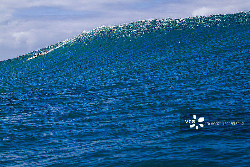 冲浪者驾驭巨浪图片素材
