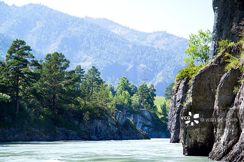 俄罗斯阿尔泰卡通河畔岩石美景图片素材