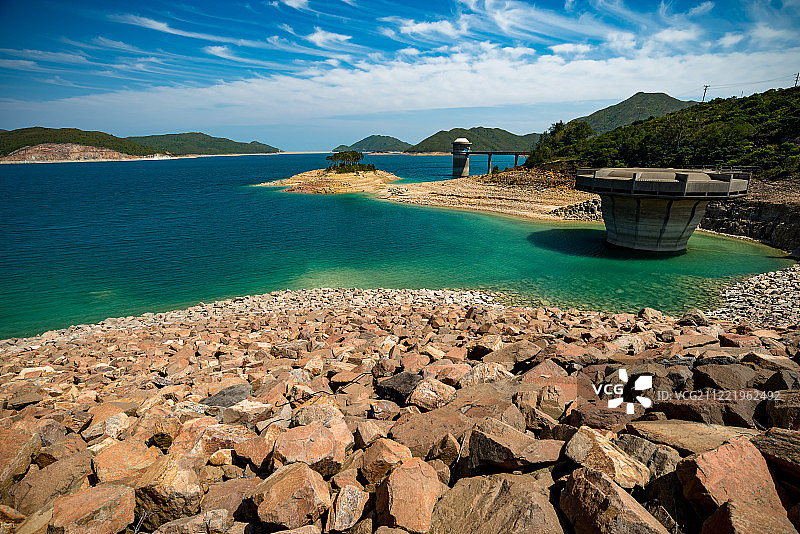 湖岸上的绿色山丘图片素材