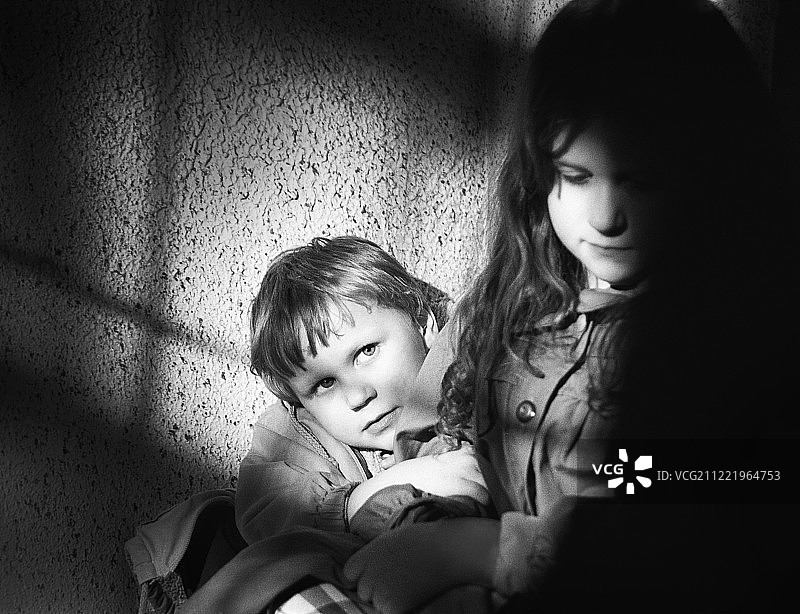 坐在房间角落里的孩子们图片素材