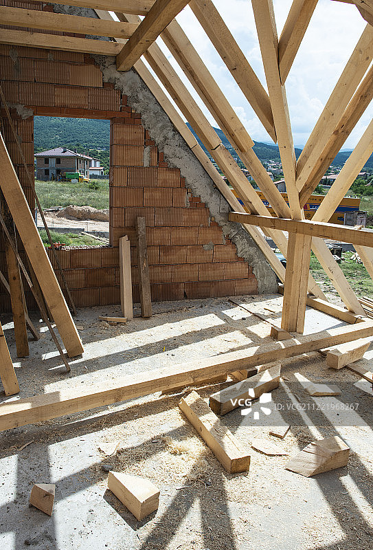 用木梁建造屋顶图片素材