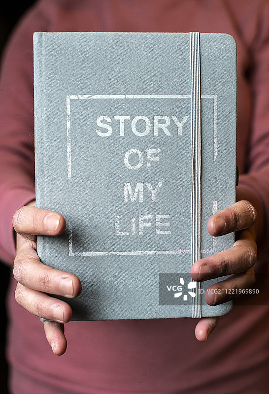 手拿笔记本记录人生故事的女人图片素材