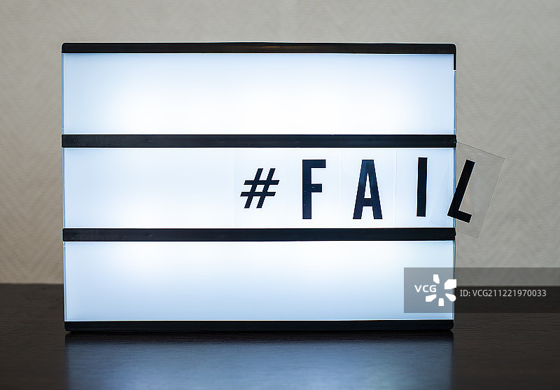 错误与坠落文字故障和标签概念图片素材