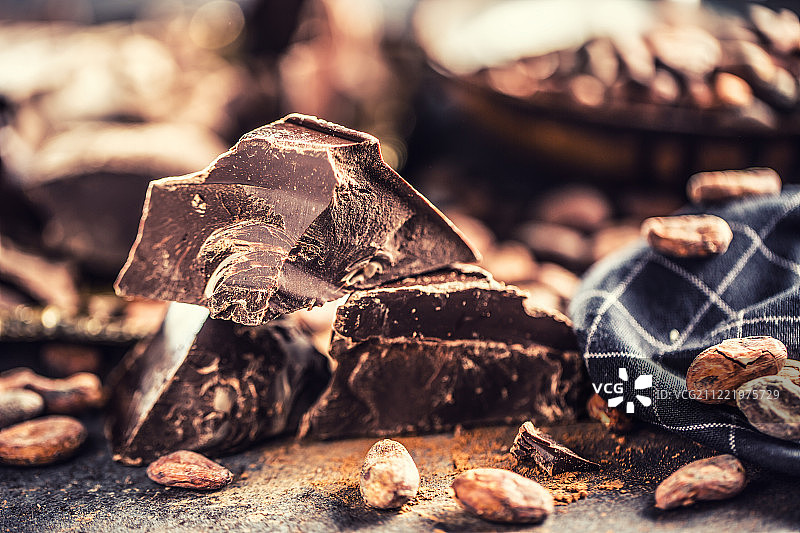 混凝土桌上的黑巧克力、可可豆和可可粉图片素材