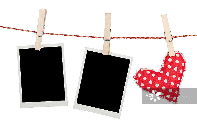 空白快照照片和红色爱心悬挂装饰图片素材