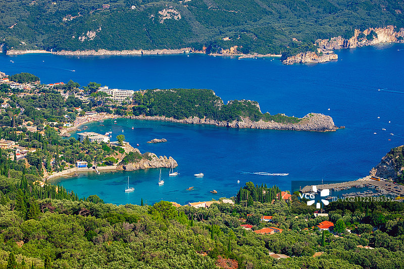 科孚岛美丽的 Paleokastritsa 心形海湾图片素材