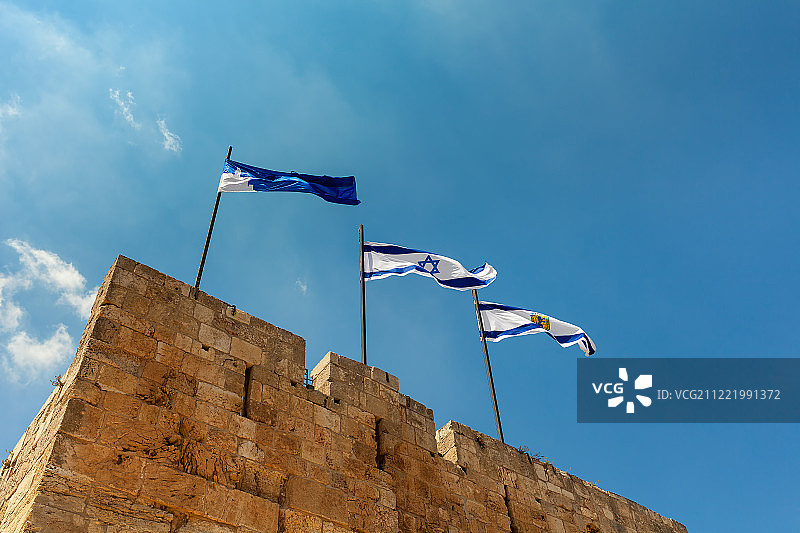 耶路撒冷城堡墙上的旗帜飘扬图片素材