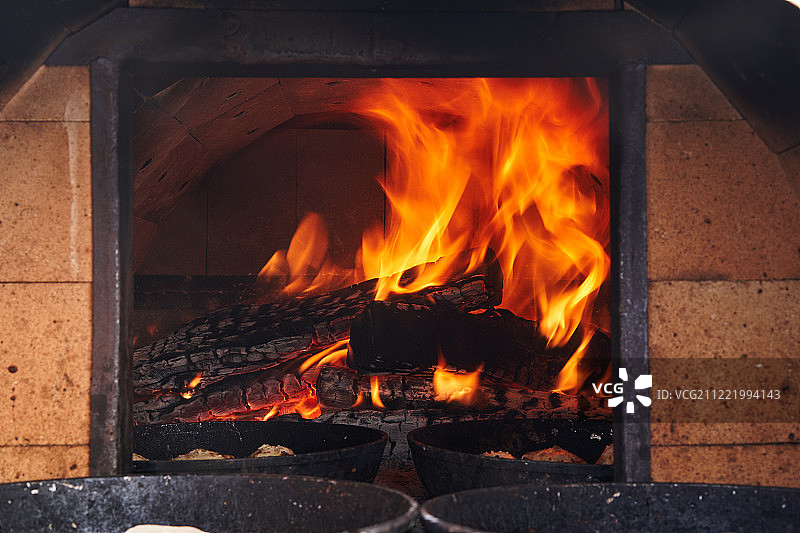 俄式烤箱里的陶罐炖肉图片素材